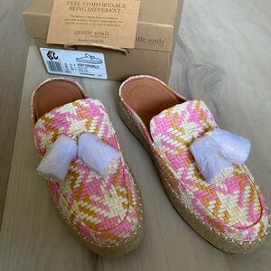 NIB! Gentle Souls by Kenneth Cole Rory
Espadrille Woven Platform Loafer Mule - 6